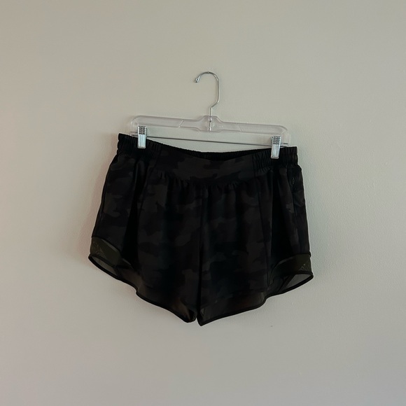 Lululemon Hotty Hot Camo Shorts Size 14 Tall - Picture 4 of 5
